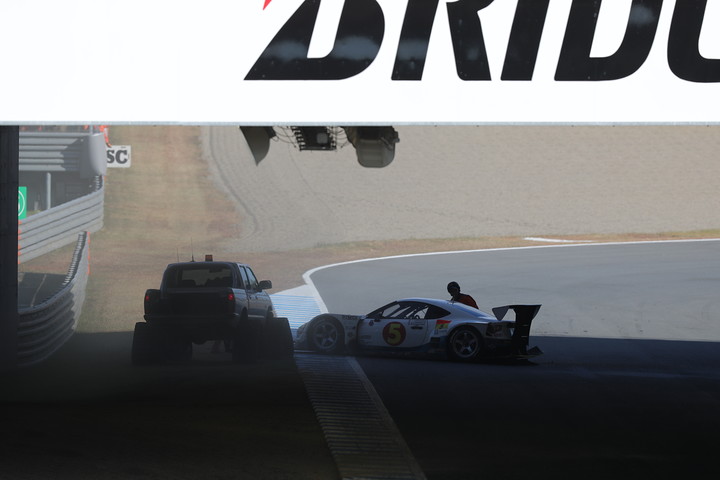 玉中哲二（マッハ車検MC86）が1stアンダーブリッジ下でスピン