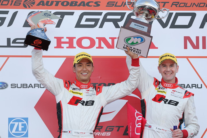 表彰式: GT300クラスで優勝したリチャード・ライアン／藤井誠暢組（Audi Team Hitotsuyama）