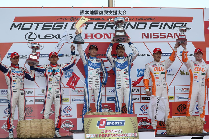 表彰式: GT500クラスの表彰式