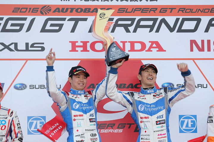 表彰式: GT500クラスで優勝した佐々木大樹／柳田真孝組（KONDO RACING）