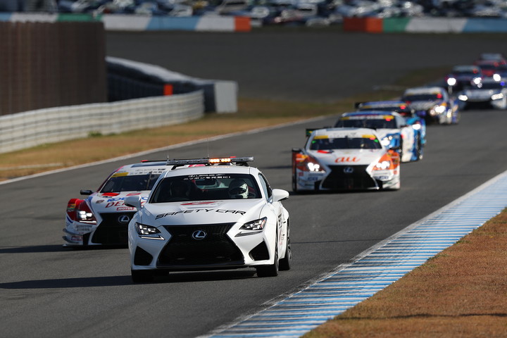 レースは早々にセーフティーカーが導入された
