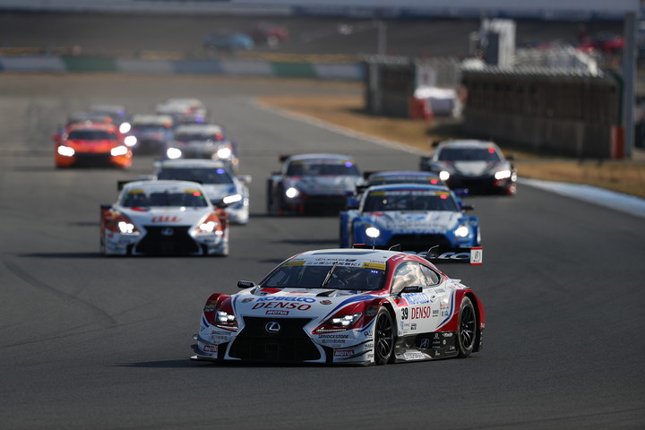 GT500クラスのスタートシーン