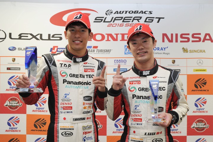 予選フォトセッション: GT300クラスポールポジションの嵯峨宏紀／中山雄一組（apr）
