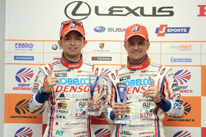 予選フォトセッション: GT500クラスポールポジションのヘイキ・コバライネン／平手晃平組（LEXUS TEAM SARD）	
