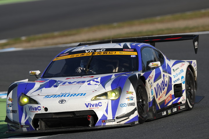 GT300クラスで優勝してチャンピオンも決めた土屋武士／松井孝允組（VivaC 86 MC）