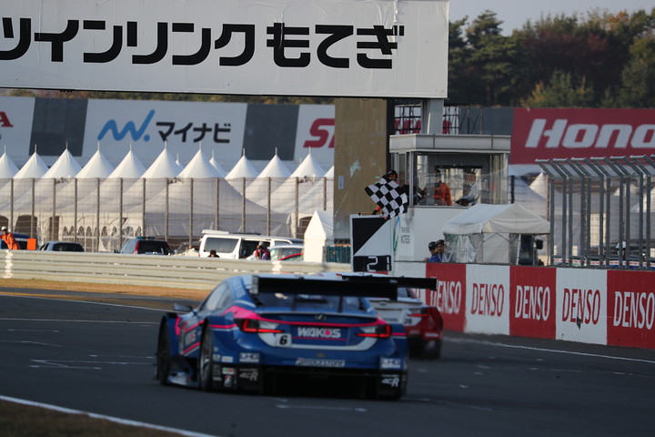 追いすがる大島和也（手前）を従えて僅差のトップでゴールするヘイキ・コバライネン（奥）