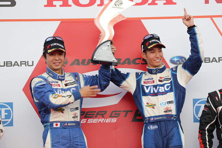 表彰式: GT300クラス優勝とチャンピオンの土屋武士／松井孝允組（VivaC team TSUCHIYA）