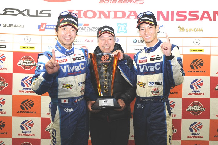 決勝フォトセッション: GT300クラスのチャンピオン＆ウィナー