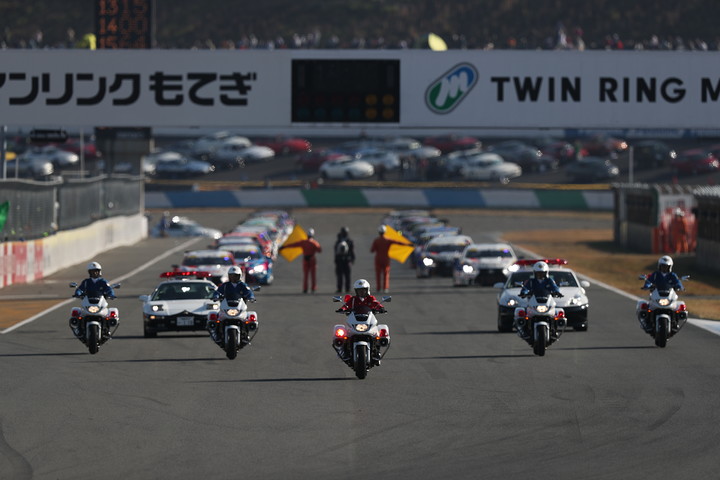 栃木県警交通機動隊の先導でローリングラップが始まった