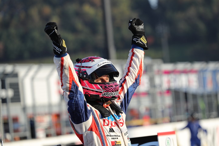 GT500クラスで優勝してチャンピオンを決めたヘイキ・コバライネン（LEXUS TEAM SARD）