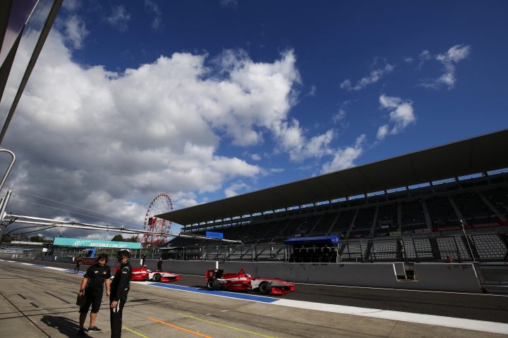 フリー走行: ピットアウトするリアルの2台