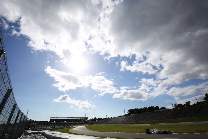 フリー走行: 青空の下、S字に差し掛かるSFマシン