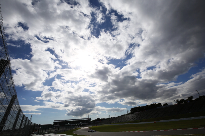 フリー走行: 青空の下、S字に差し掛かるSFマシン