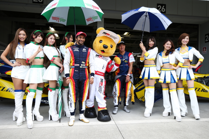 ピットウォーク: ナレイン・カーティケヤン（SUNOCO TEAM LEMANS）とトヨタくま吉