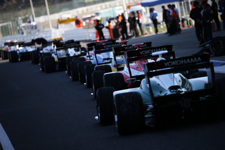 公式予選: ピットアウトするSFマシン