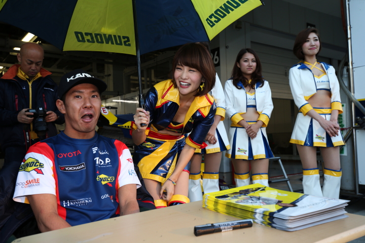 キッズピットウォーク: 小林可夢偉（SUNOCO TEAM LEMANS）
