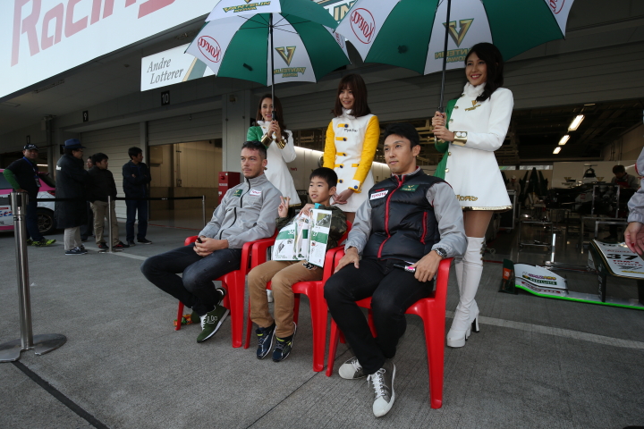 キッズピットウォーク: 子どもを挟んでアンドレ・ロッテラーと中嶋一貴（VANTELIN TEAM TOM’S）