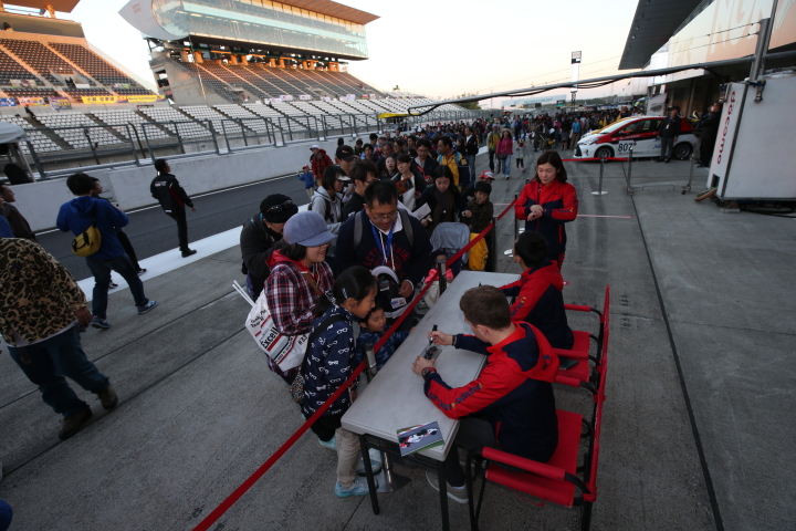 キッズピットウォーク: ストフェル・バンドーンと野尻智紀（DOCOMO TEAM DANDELION RACING）