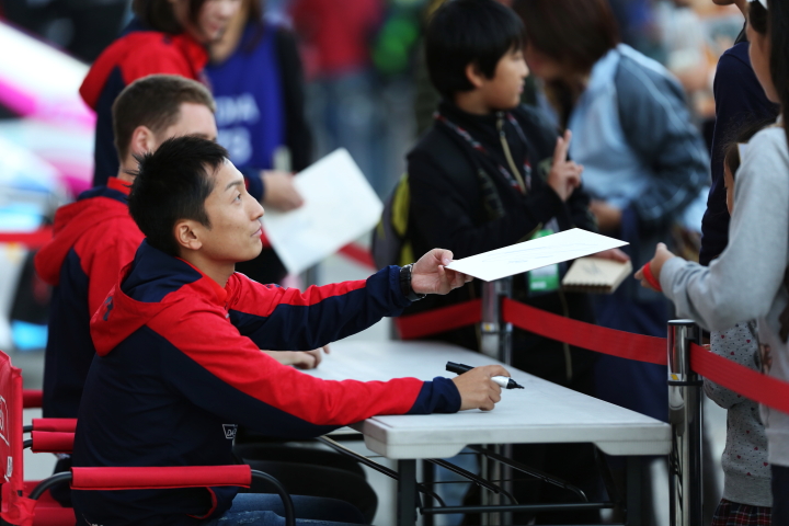 キッズピットウォーク: 野尻智紀とストフェル・バンドーン（DOCOMO TEAM DANDELION RACING）