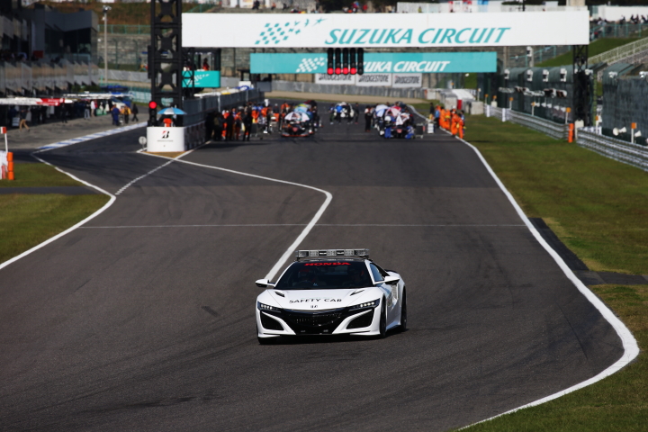 決勝レース1: コース視察に向かう新型NSX