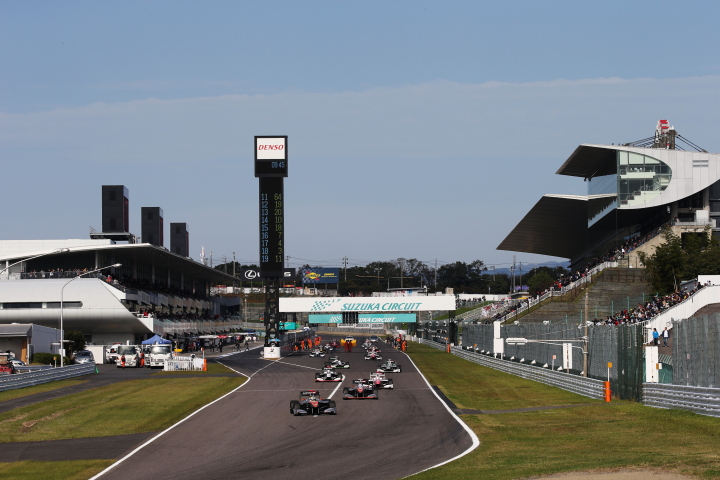 決勝レース1: フォーメーションラップがスタートした