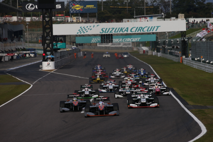 決勝レース1: 19周のスプリントレースがスタートした