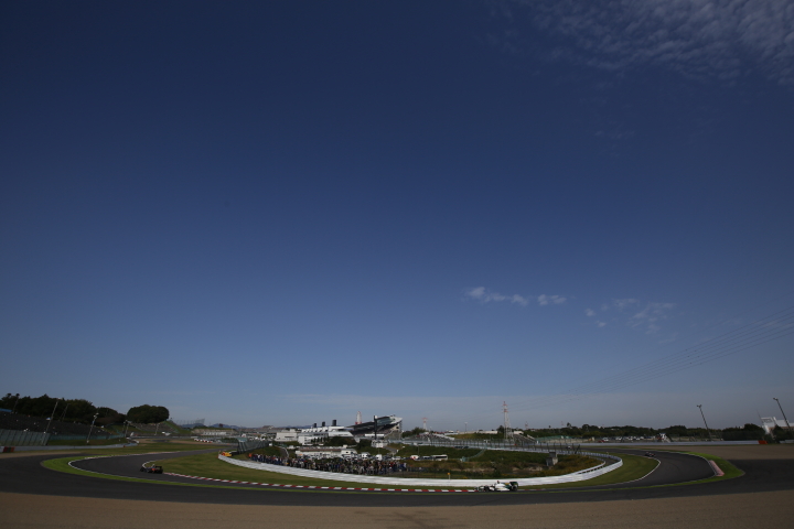 決勝レース1: 秋晴れの下、1コーナーから2コーナーを駆けるSFマシン