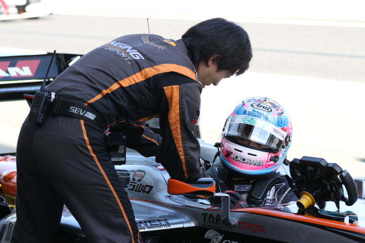 決勝レース1: 優勝した国本雄資（P.MU/CERUMO · INGING）