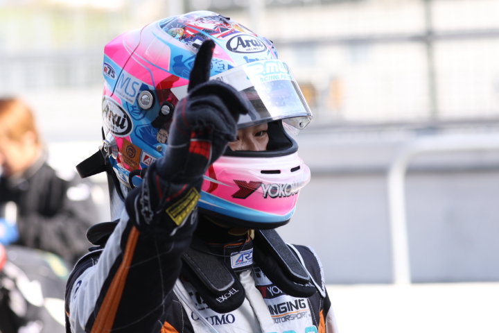 決勝レース1: 優勝した国本雄資（P.MU/CERUMO · INGING）