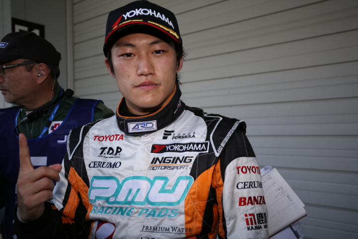 決勝レース1: 優勝した国本雄資（P.MU/CERUMO · INGING）