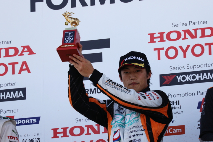 決勝レース1表彰式: 優勝した国本雄資（P.MU/CERUMO · INGING）