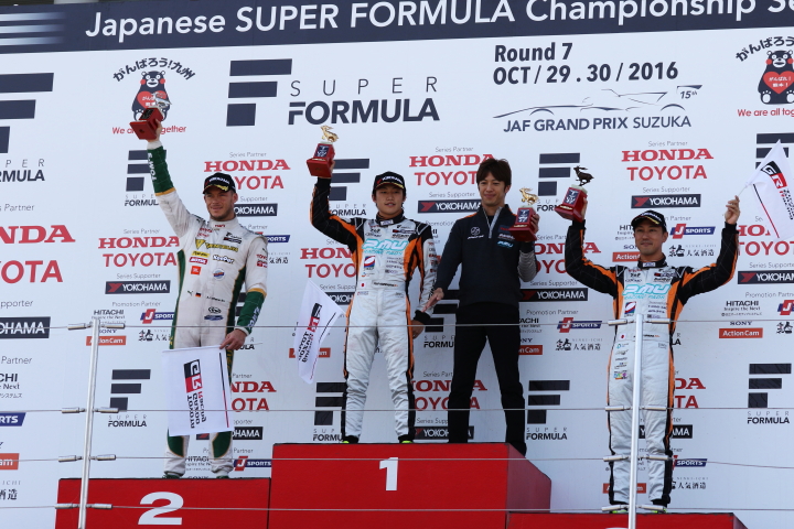 決勝レース1表彰式: 優勝・国本雄資、2位・アンドレ・ロッテラー、3位・石浦宏明