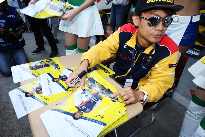 ピットウォーク: 「ナレイン」とサインをする脇阪寿一監督（SUNOCO TEAM LEMANS）