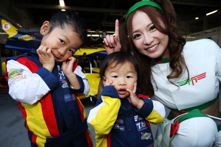 ピットウォーク: ファンの子どもとレースクイーン