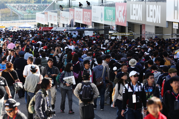 ピットウォーク: ピットロードは人、人、人……