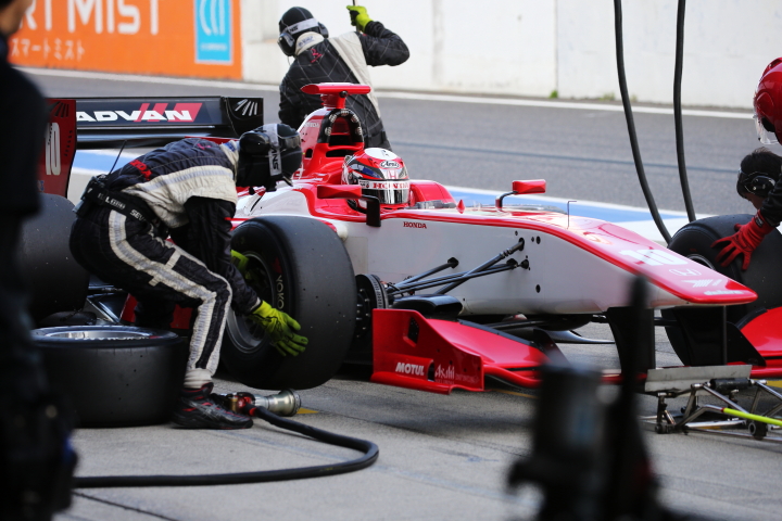 決勝レース2: 塚越広大（REAL SF14）