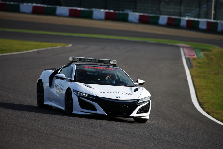 決勝レース2: 新型NSXのセーフティーカーがコース視察中