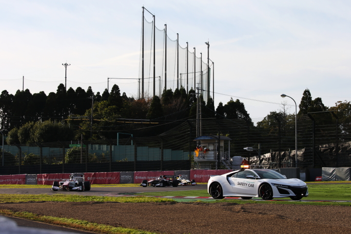 決勝レース2: 新型NSXのセーフティーカーが導入された
