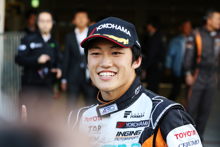 決勝レース2: ドライバーズ・チャンピオンを獲得した国本雄資（P.MU/CERUMO · INGING）