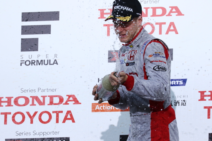 決勝レース2表彰式: 優勝したストフェル・バンドーン（DOCOMO DANDELION M41S SF14）