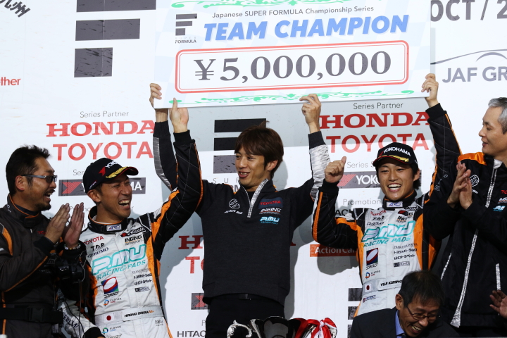 シーズン表彰式: チームチャンピオンを獲得したP.MU/CERUMO · INGINGの立川祐路監督