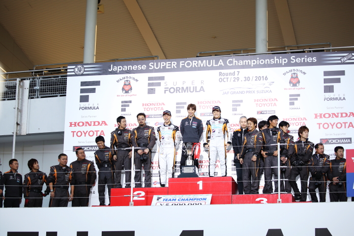 シーズン表彰式: チームチャンピオンを獲得したP.MU/CERUMO · INGINGの面々