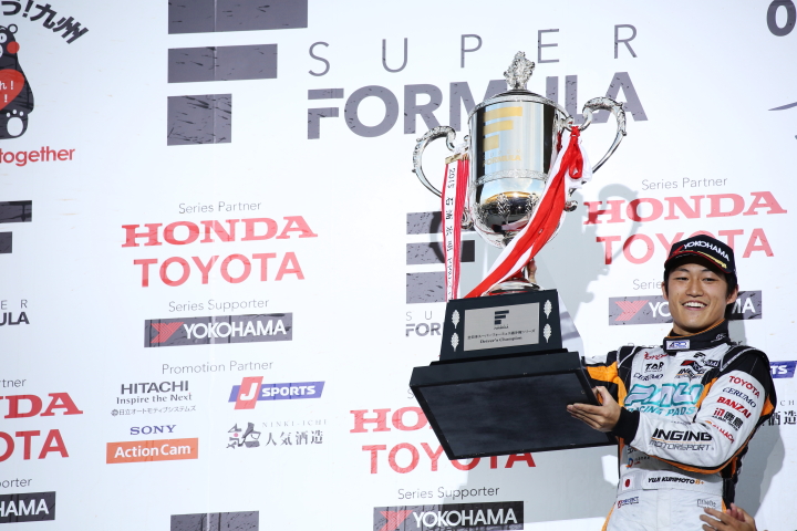 シーズン表彰式: ドライバーズ・チャンピオンを獲得した国本雄資（P.MU/CERUMO · INGING）