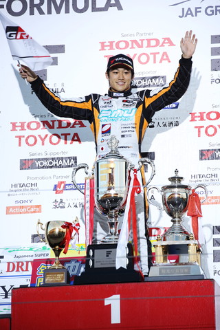 シーズン表彰式: ドライバーズ・チャンピオンを獲得した国本雄資（P.MU/CERUMO · INGING）