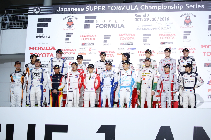 シーズンエンドセレモニー: 今シーズンを戦った全ドライバーが登壇