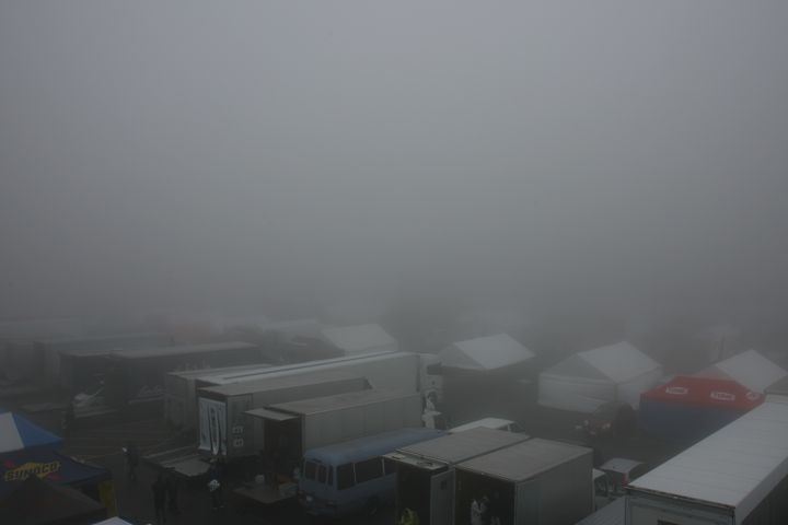 雷雨と霧のためフリー走行はキャンセルされた