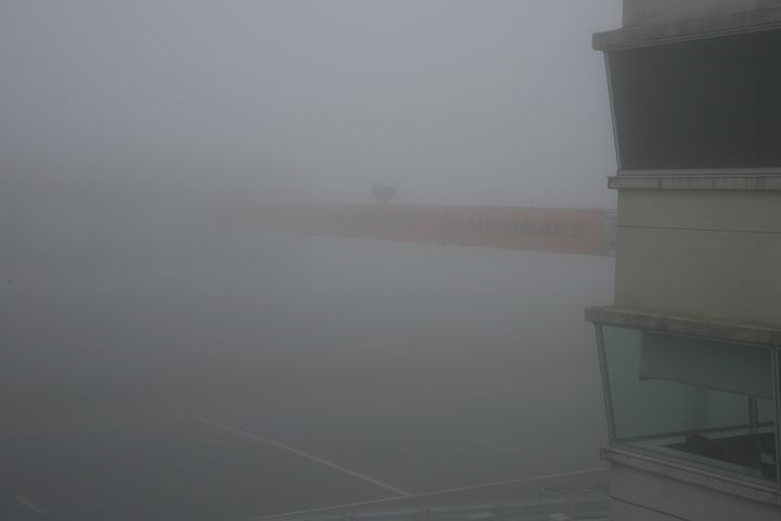 雷雨と霧のためフリー走行はキャンセルされた