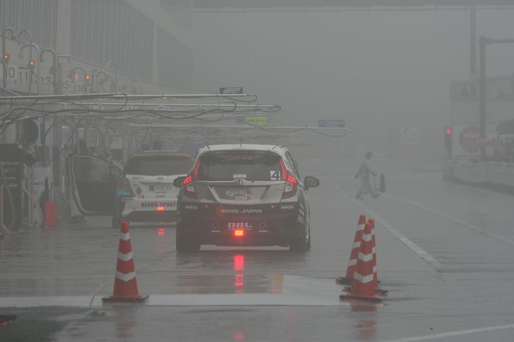 グループ2予選は10分遅れて始まった