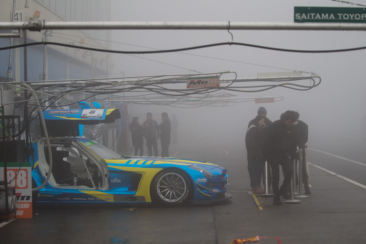 霧に包まれたピットウォーク