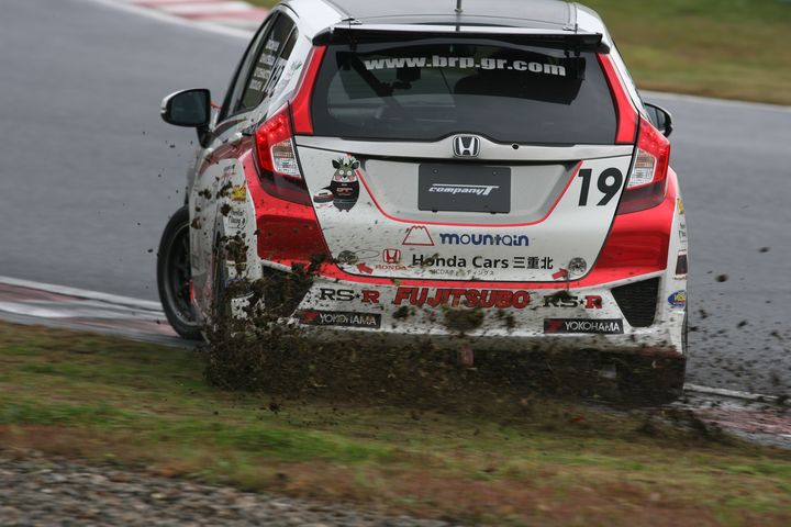 コースアウトするBRP★J'S RACINGホンダカーズ浜松北みきゃんFIT